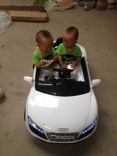 儿童电动车四轮可坐奥迪R8玩具车带遥控双驱