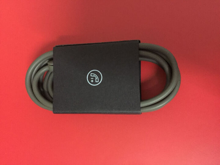 BeatsSolo2:包装有苹果的风格,手机做工不错,