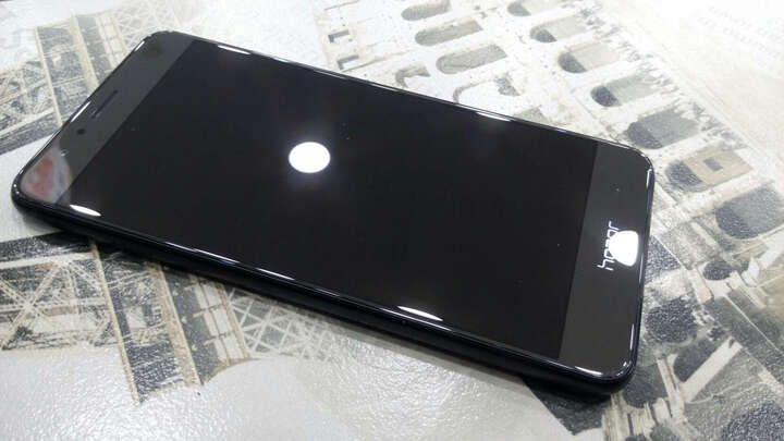 华为荣耀8:4G+64G的幻夜黑荣耀8,从外观上看