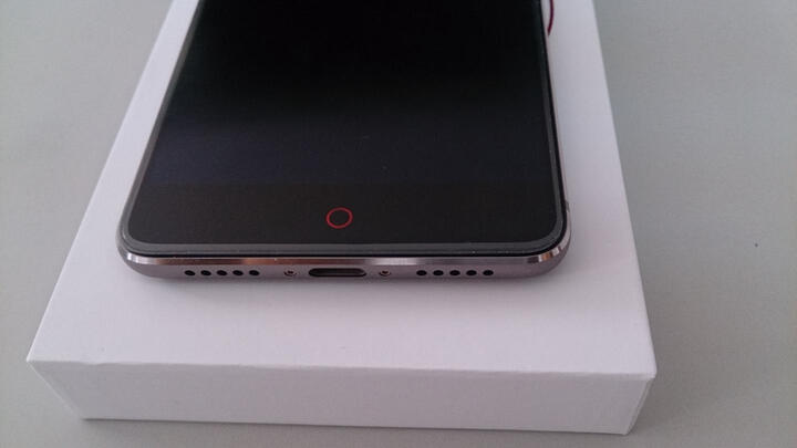 努比亚小牛6 Z11miniS:手机大小合适.外观精美