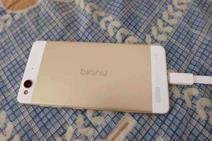 努比亚布拉格S:收到是98%的电量玩了两个小