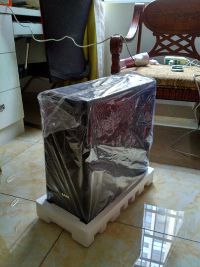 先马塞恩1:前面板拆卸时建议一手在一手在面