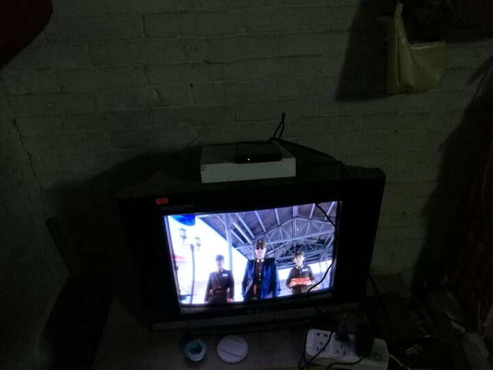 华为(HUAWEI):电视后面只有两个插孔,摇控丢