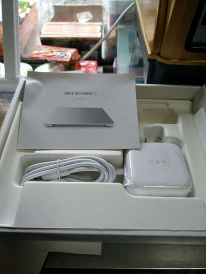 磊科路由器:先赞一下快递小哥,下着雨夹雪送货