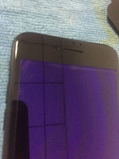 亿色iPhone7钢化膜:膜不平,贴完,下面有气泡。