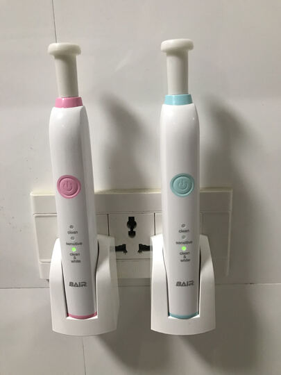 拜尔:第一次使用电动牙刷,感觉还可以。牙刷毛