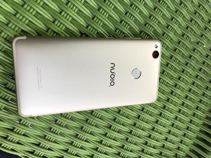 努比亚小牛6 Z11miniS:手机手感超好,屏幕大小