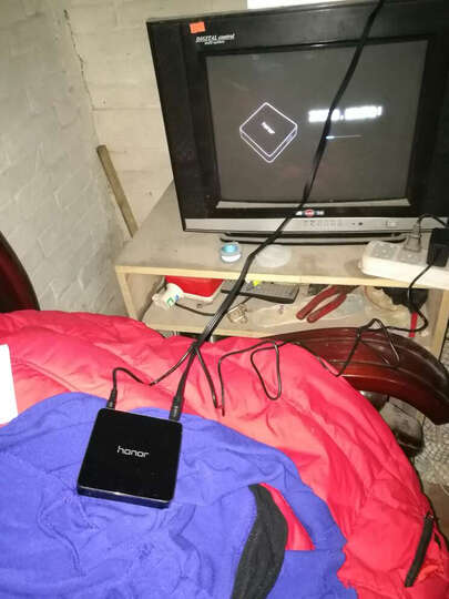 华为(HUAWEI):电视后面只有两个插孔,摇控丢