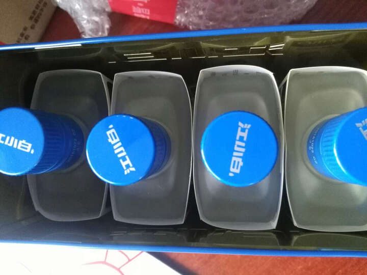 江小白白酒:酒的度数适中,口感不错,包装也很