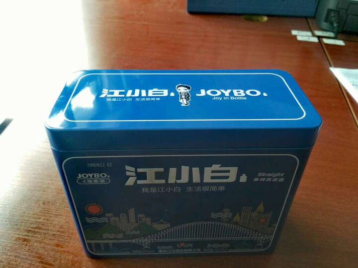 江小白白酒:酒的度数适中,口感不错,包装也很