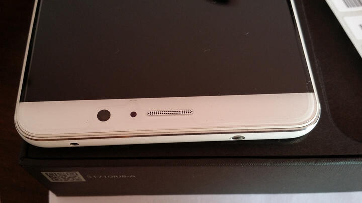 华为 Mate9:最终还是退货了,1\刚开箱的手机屏