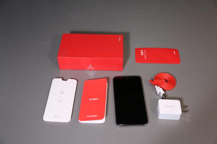 360N4S 高配骁龙版:单手操作5.5寸的机子还是