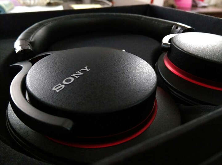 索尼MDR-1A:刚听高频刺耳,人声特别靠后,低频