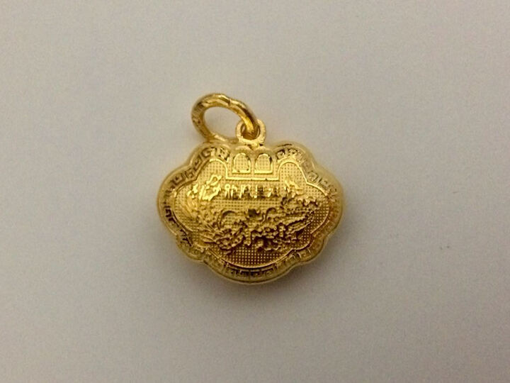 伟德国际广西壮族自治区梧州市中级人民法院关于首饰5件（吊坠2件、项链2件、手链1件整体拍卖）（第一次拍卖）的公告