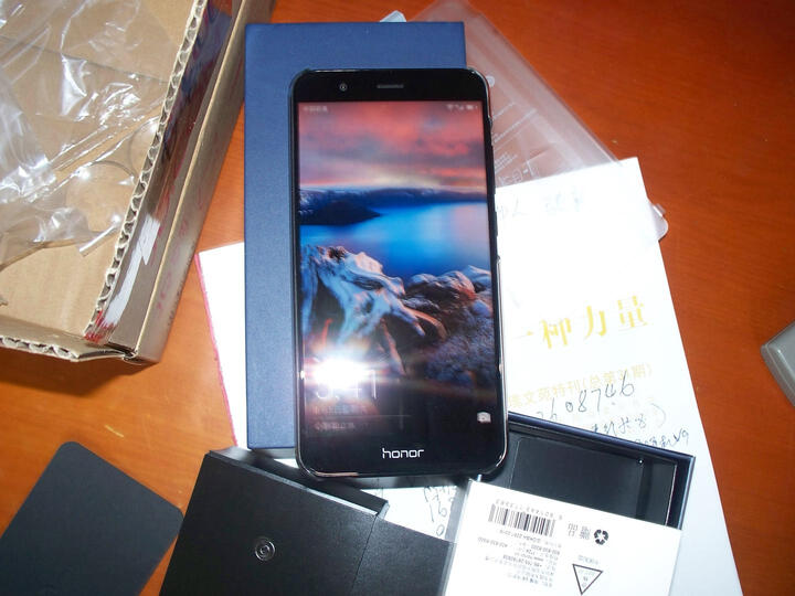 华为荣耀V9:第二部荣耀手机,上一部畅玩5X全