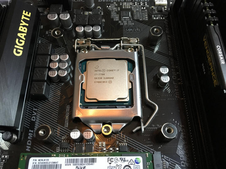 am4主板 不用换散热器_am2主板可以上am4的u吗_am4主板 不用换散热器