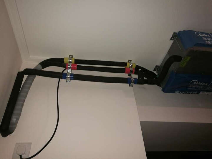 b***y 空调安装好了,感觉不错,接下来找吊顶补个天花,美的大品牌