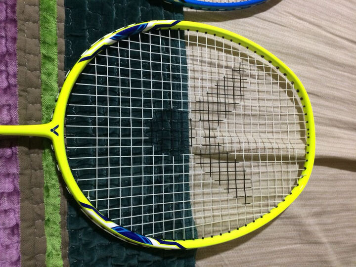 威克多羽毛球拍:送货很快,拿在手里很轻,感觉