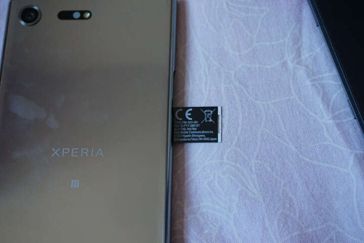 索尼(SONY):从Sony z2换到xzp,体积大了一圈