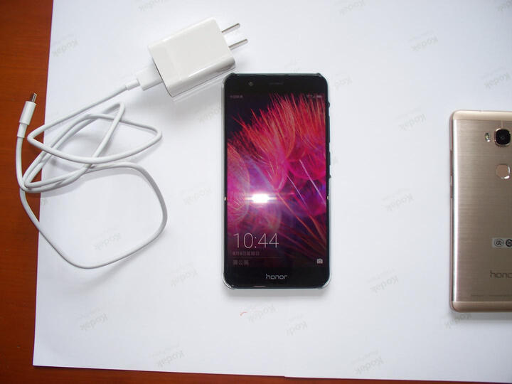 华为荣耀V9:第二部荣耀手机,上一部畅玩5X全