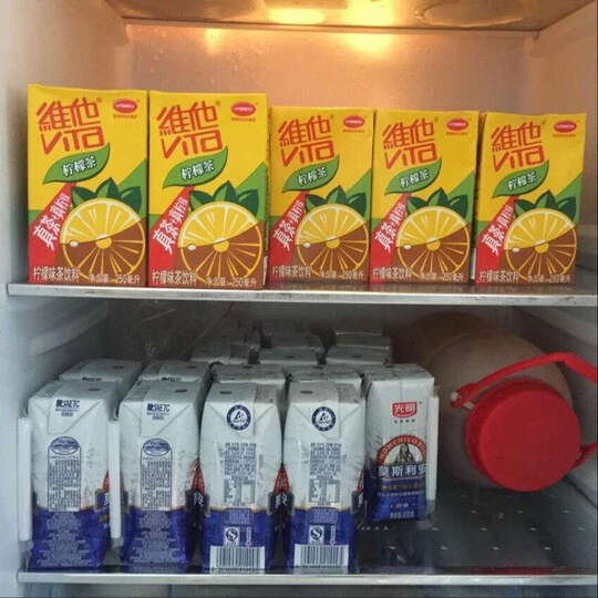 这个维他奶不错柠檬味的,夏天放在冰箱冻着喝,清凉解渴,比超市买的