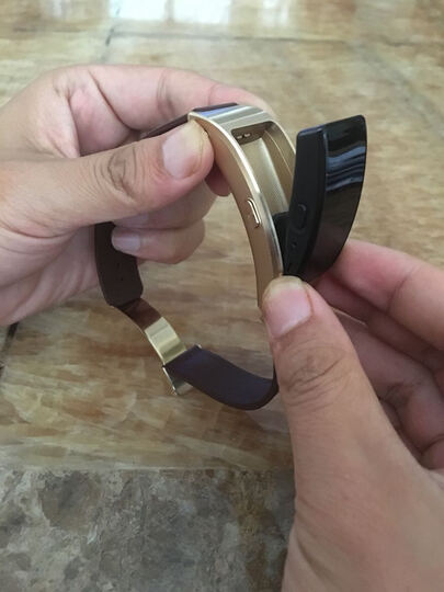 华为华为手环B3:外观很商务,拆卸方便,蓝牙耳