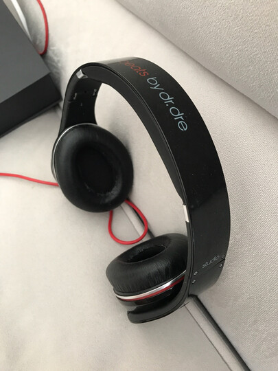 索尼WH-1000XM2:降噪功能很棒,拿着手持吸