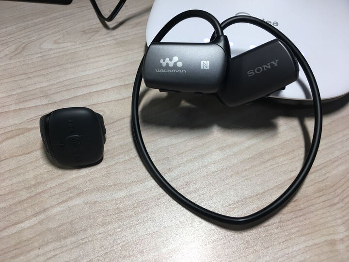 索尼ws625:外观:耳机部分稍大,左右耳机的连接