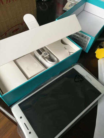 华为荣耀畅玩6X:里面只有充电器和一根取卡针