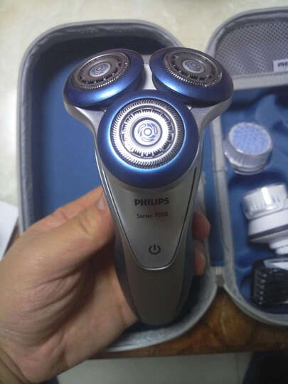 飞利浦(PHILIPS)男士精英套装 内含飞利浦电动剃须刀S7720+眼部能量仪MS3020+银色拉杆箱+旅行套装 晒单图