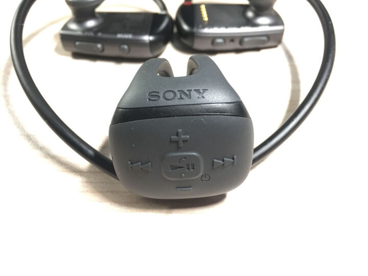索尼ws625:外观:耳机部分稍大,左右耳机的连接