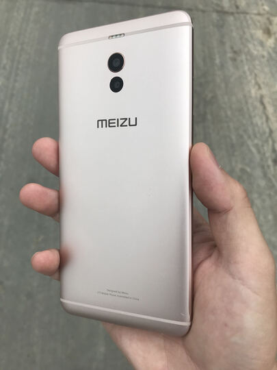 魅族 魅蓝 Note6:很不错,颜色很好看,屏幕有点