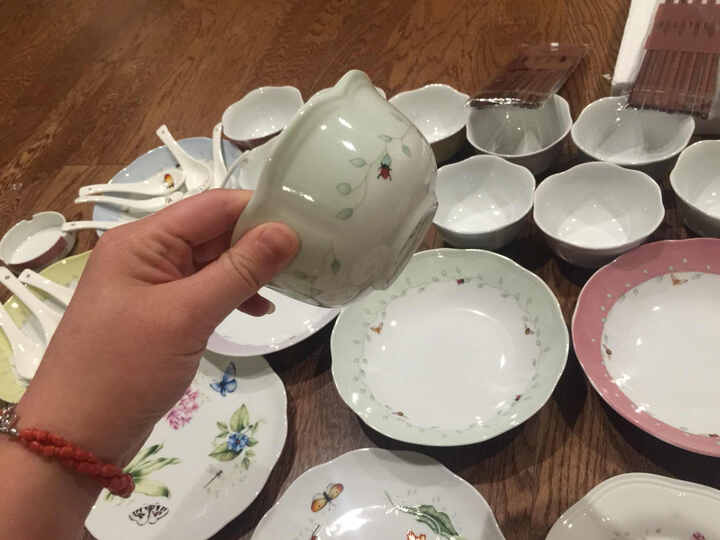 亿嘉餐具套装:京东的配送真给力,下午拍的,晚