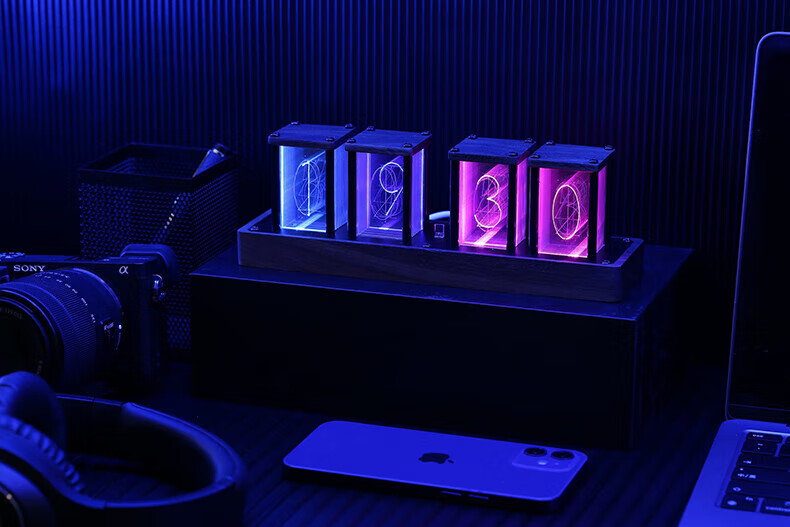 Momen RGB Neon Light Clock, LED Компьютерный Деск Декор, Креативные Ретро Цифровые Часы, Подарок на День Рождения, Новогодний Подарок