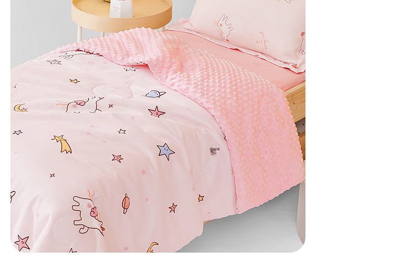 Детское одеяло-плед MERCURY Kids из чистого хлопка, гипоаллергенное, антибактериальное, для весны и осени, с точечным узором (Динозавр/Мягкий синий), 120x150 см, стирающееся
