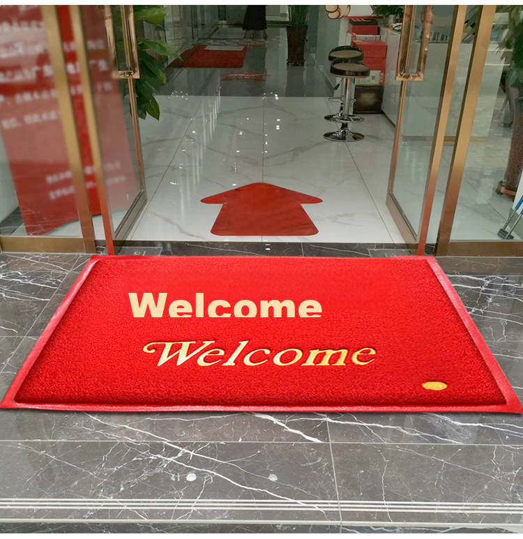 Красный коврик с надписью "Welcome"