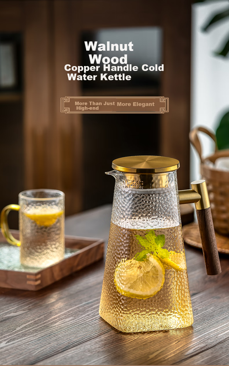 Стеклянный кувшин для воды