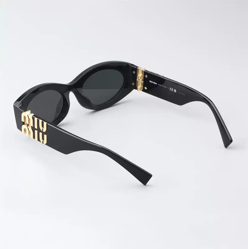 Черные солнцезащитные очки MiuMiu