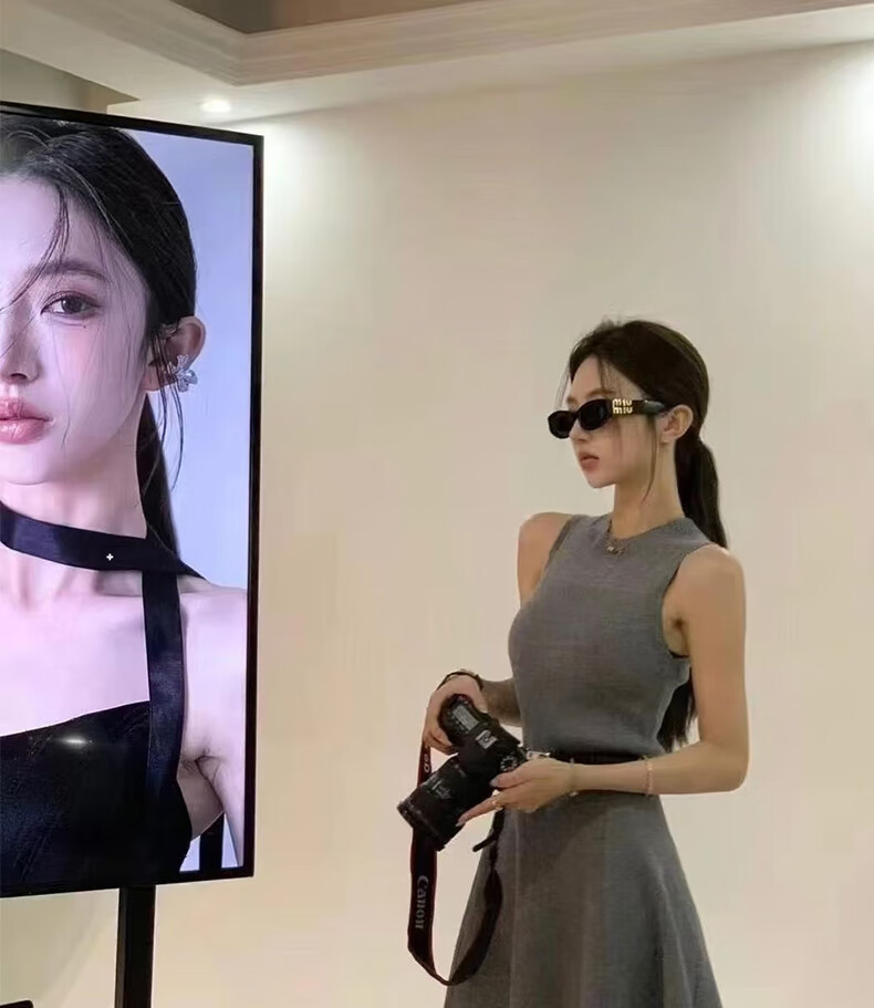 Черные солнцезащитные очки MiuMiu