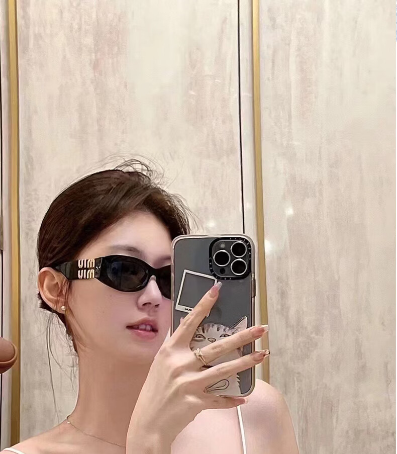 Черные солнцезащитные очки MiuMiu
