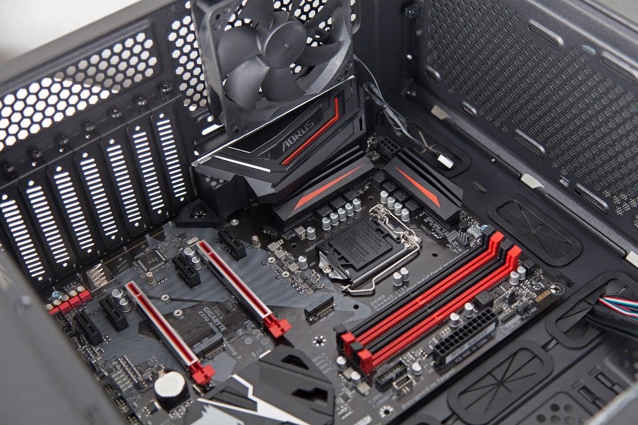 把主板与机箱铜柱孔对孔放好,准备上螺丝.