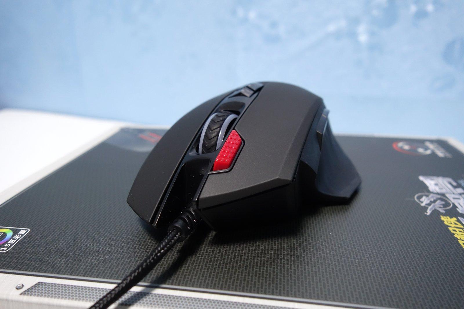 经典的红色按钮,犹记得当年双飞燕的x4鼠标上就已经有这个按键,玩cs