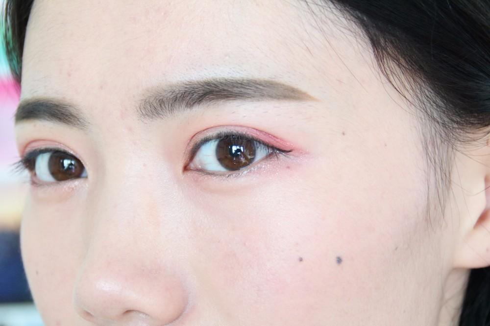 再用眼线液笔在眼尾处画一条上扬的外眼线,我画的不是特别好,所以只在