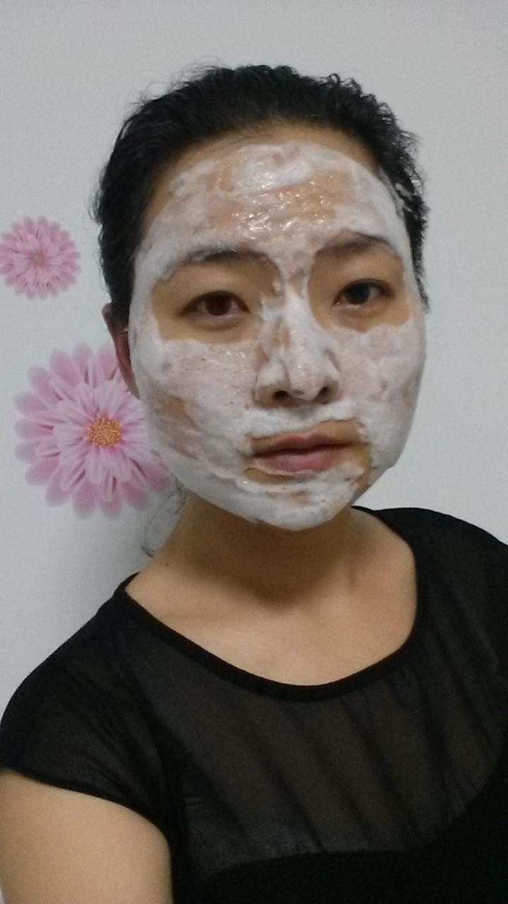 用面膜棒挑取面膜,避开眼周和口唇周围,均匀涂抹在脸上,面膜触感柔滑