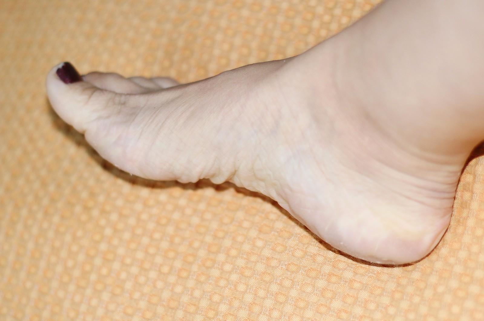 使后后能看到脚膜内的精华液被吸收的没剩多少,这时用清水冲一下脚就