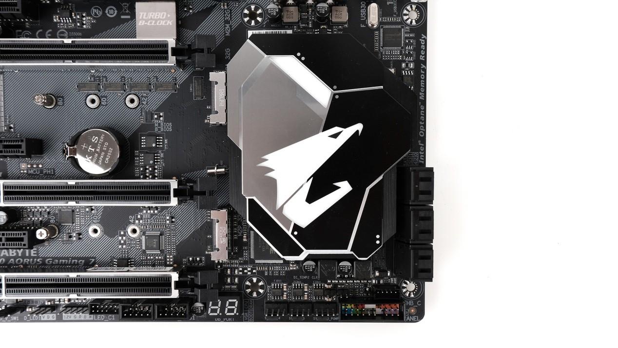 南桥散热,标志性的技嘉aorus"雕牌"logo.