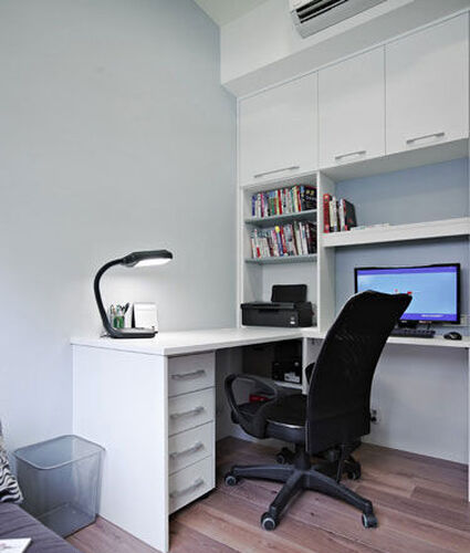 灰蓝色的男主人书房,以机能为主,预留未来改为小孩房的弹性