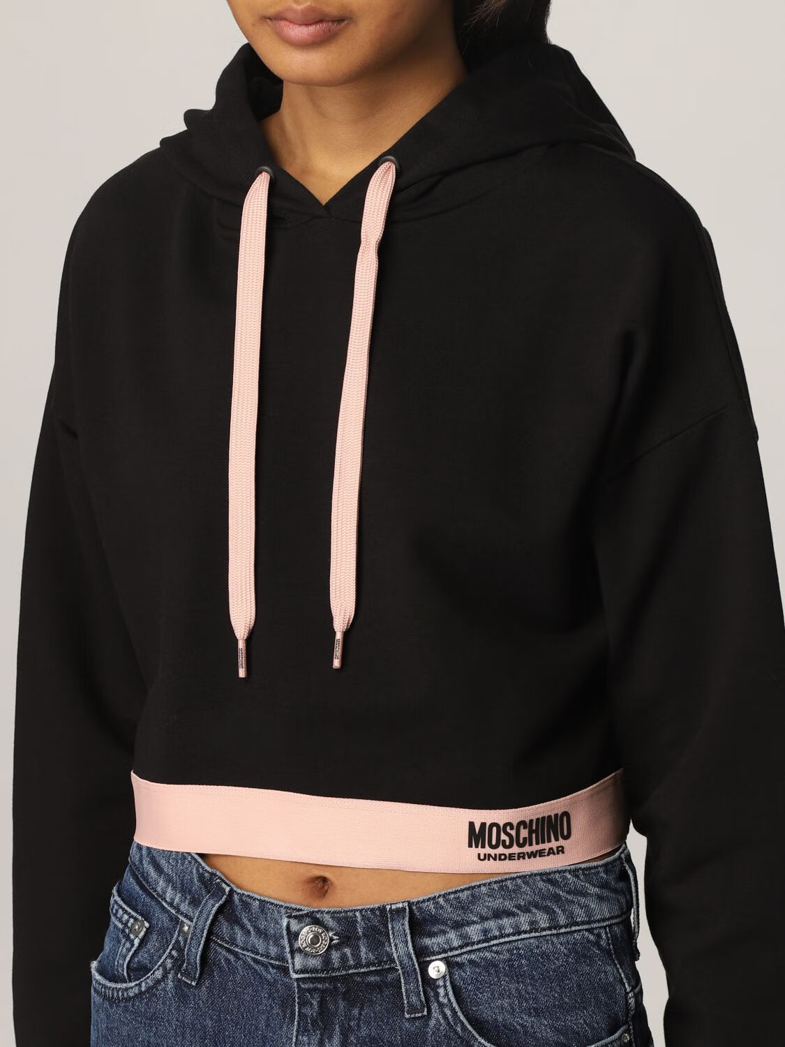 莫斯奇诺(moschino) 女士新款黑色短款休闲圆领logo元素下摆装饰卫衣