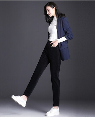 

The 2018 autumnwinter new harem trousers are high-waisted&the Korean version is fitted with corduroy nine points