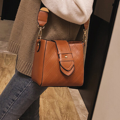 

Wide shoulder strap Messenger bag female 2019 new wave winter Korean version of the wild retro atmosphere chic portable bucket bag